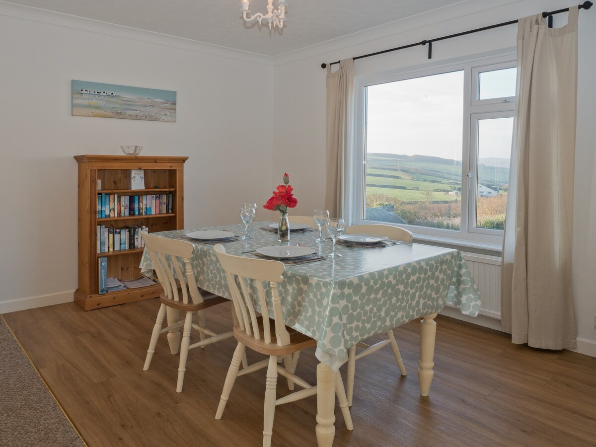 Cosy Apartment, direct access to coastal path