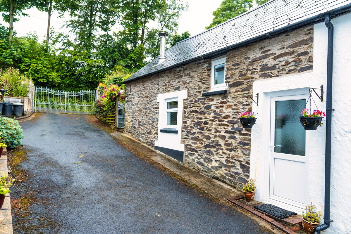 Quirky cottage, overlooking the valley and stream