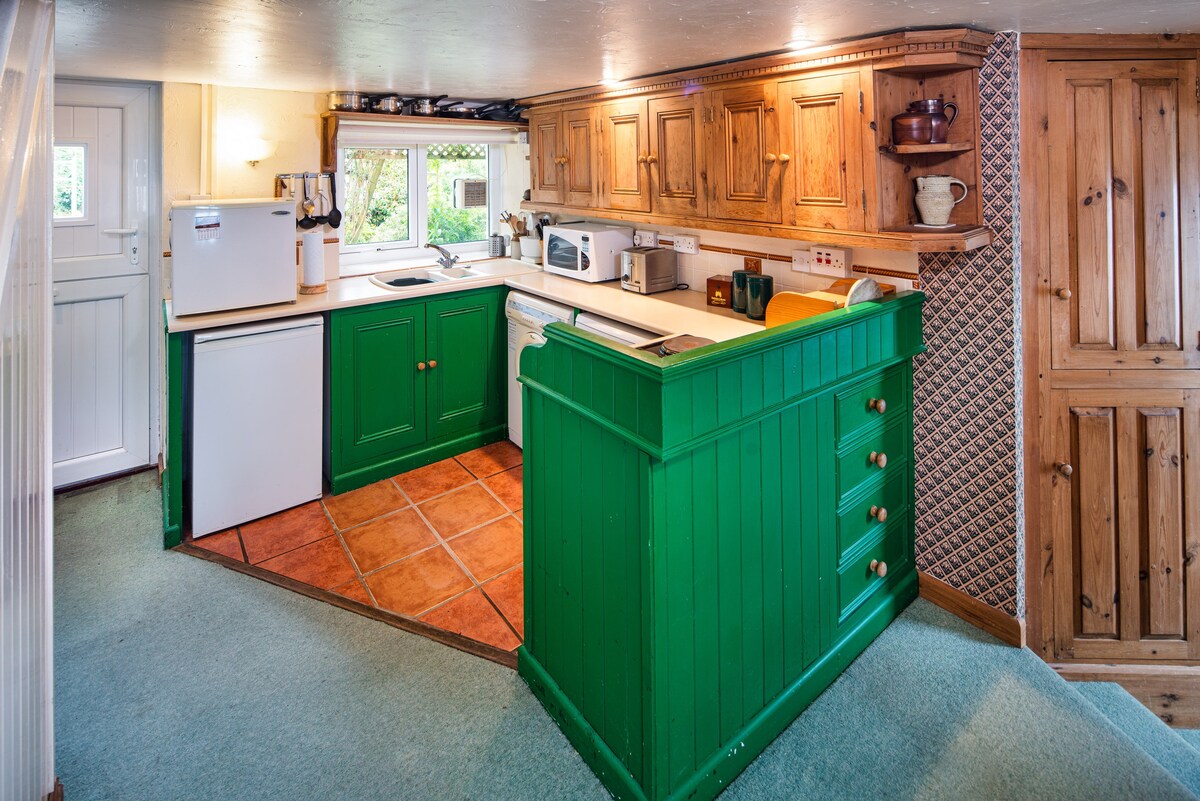 Quirky cottage, overlooking the valley and stream