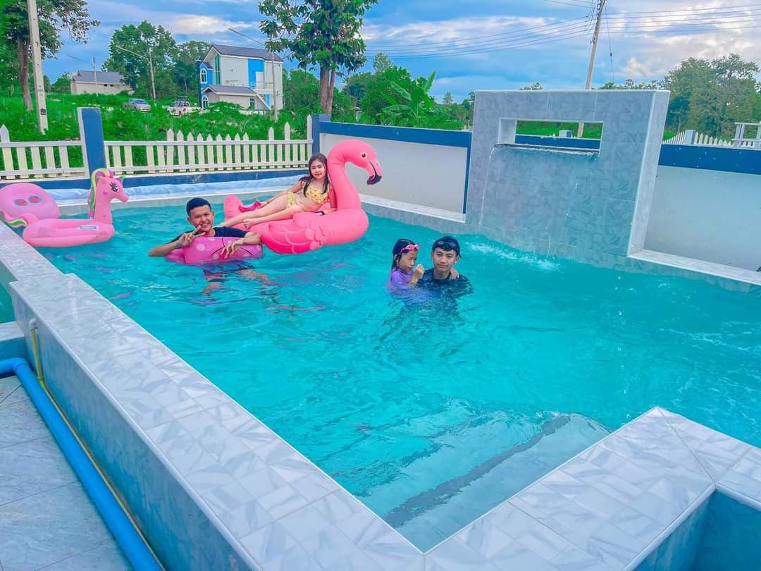 Phu Nipa Villa House有一个泳池。