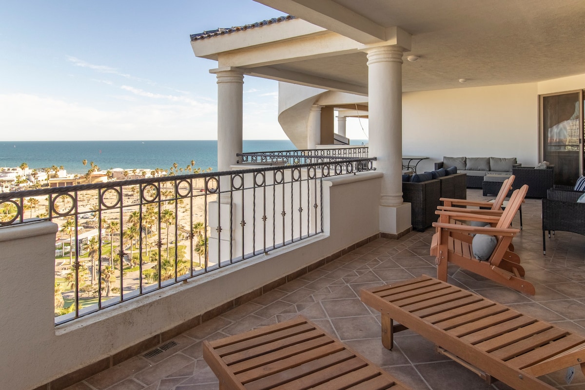 3BR Penthouse - Panoramic Views - Sandy Beach!