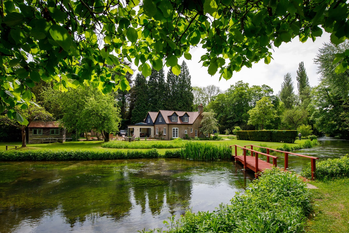 Beautiful Cottage by RiverItchen