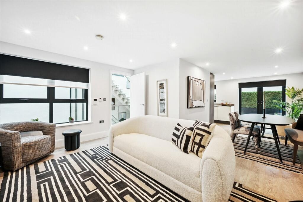 Large & Luxury Central London 3BR/3BA Townhouse