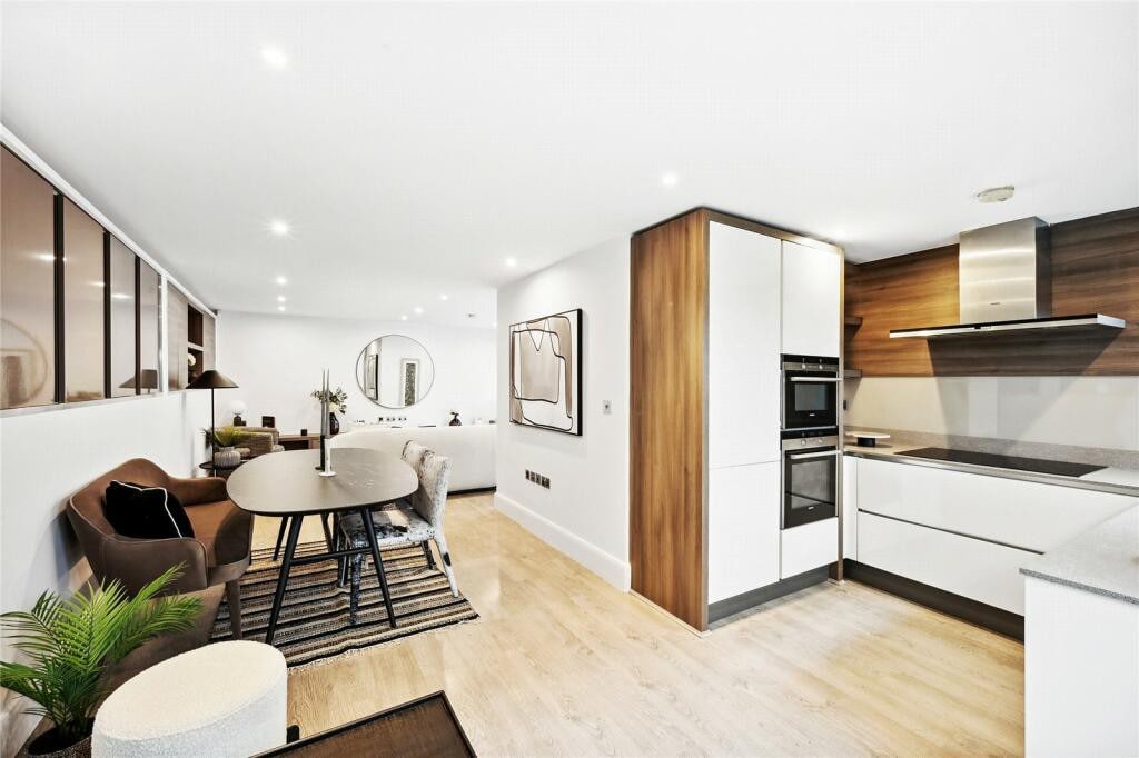 Large & Luxury Central London 3BR/3BA Townhouse