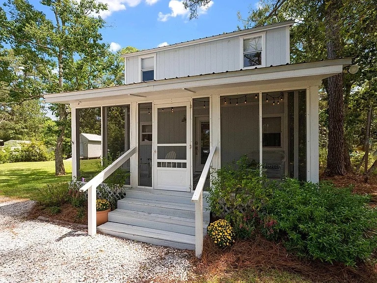 The Saltbox - House Near Bay