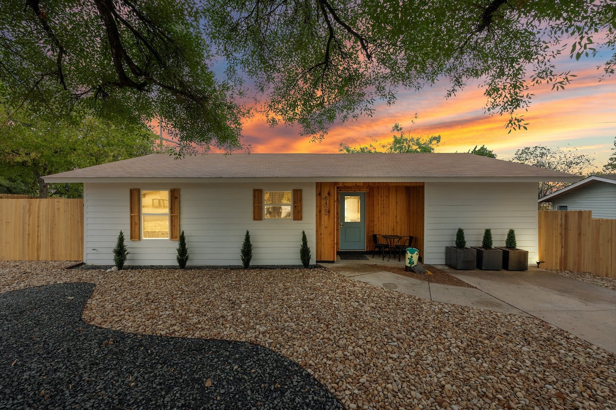 Austin Poolside Oasis | Near DT