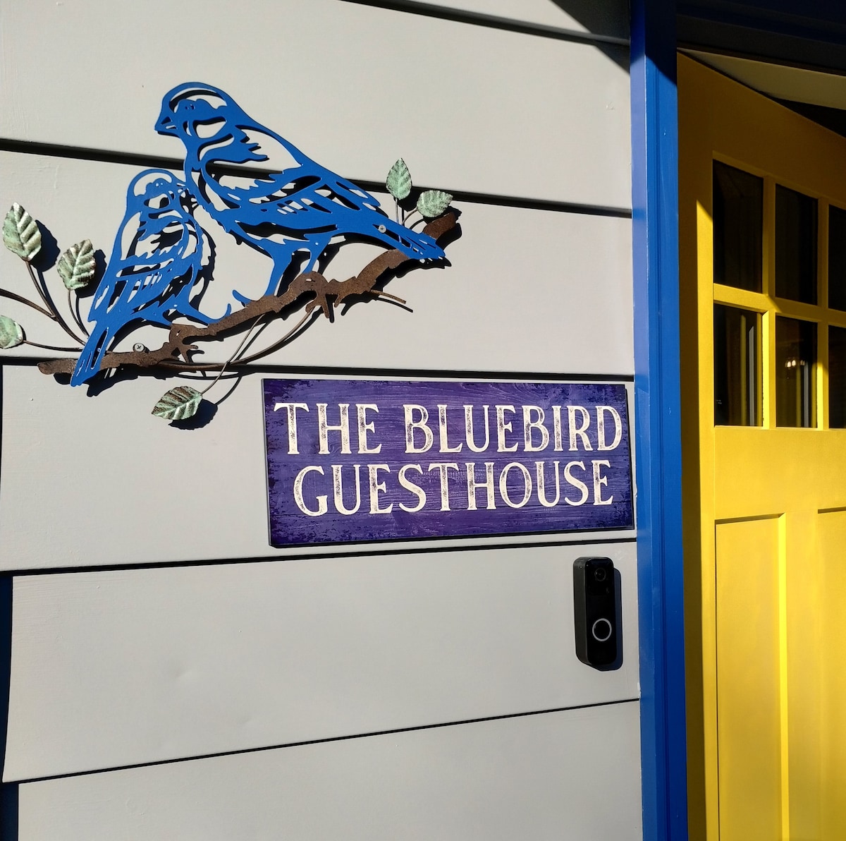 The Bluebird Guesthouse *walk to downtown*