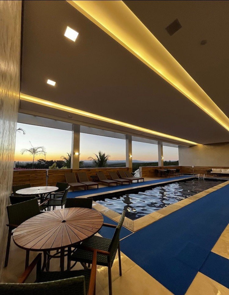 Resort lindo com piscina ao lado do parque Thermas