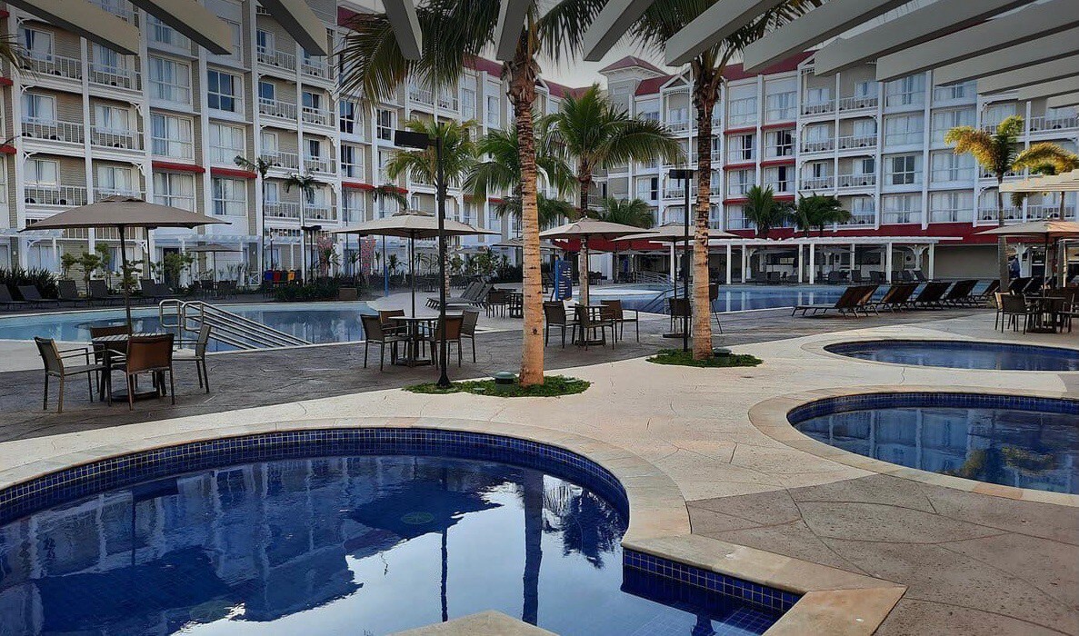 Resort lindo com piscina ao lado do parque Thermas