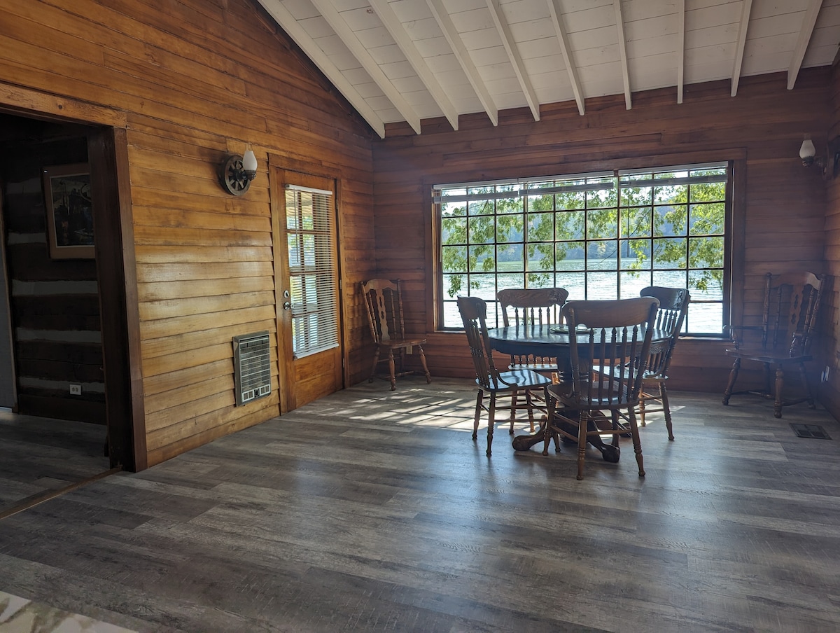 Beaver Den Rustic and Spacious Lakehouse