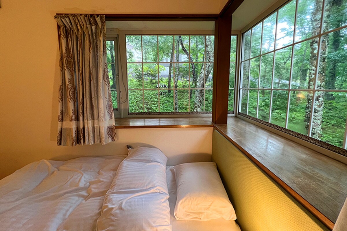 坐落在山中湖畔的深林中，远望富士山的风之山庄13号双床洋室