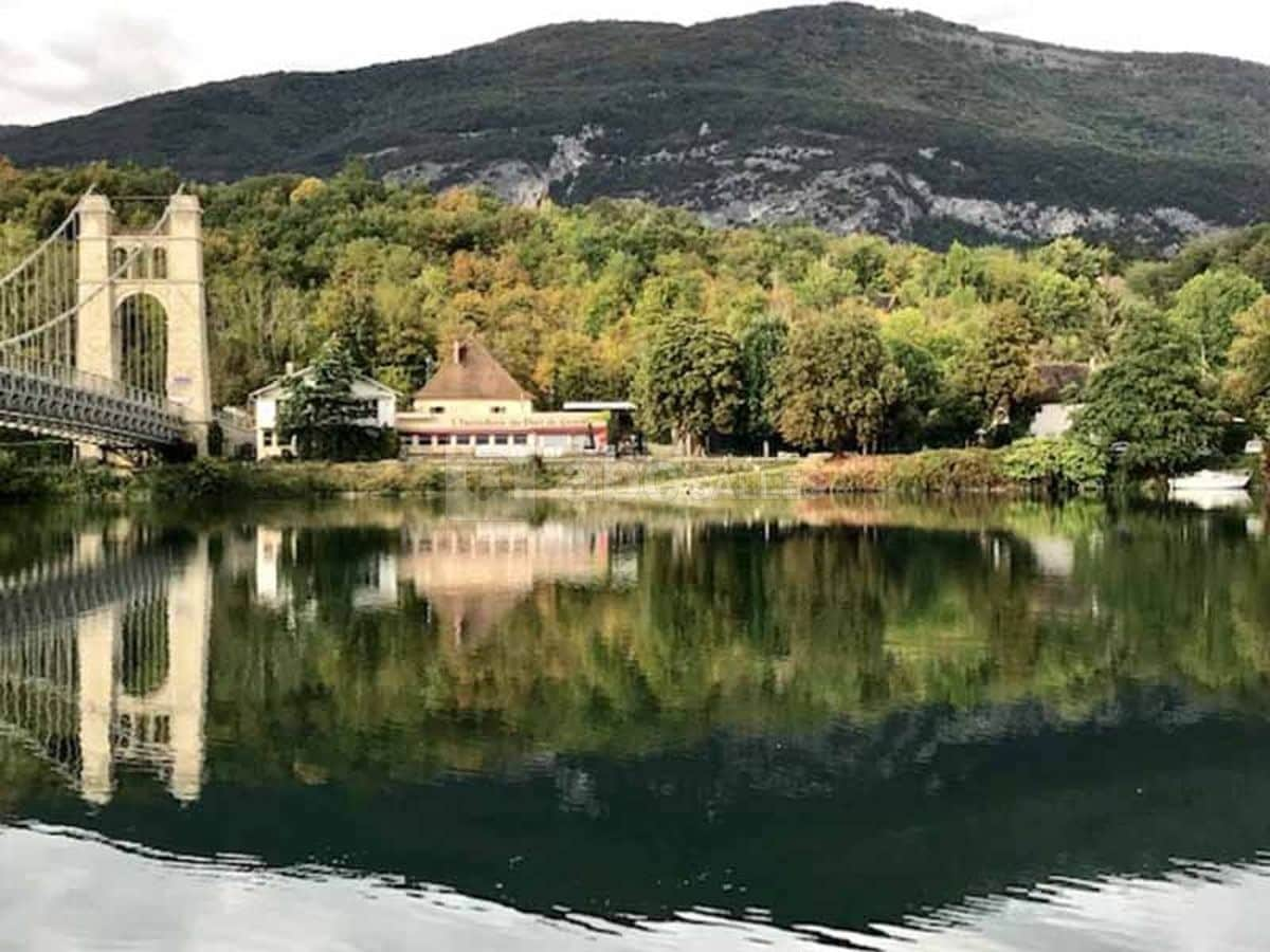 Maison les pieds dans l'eau