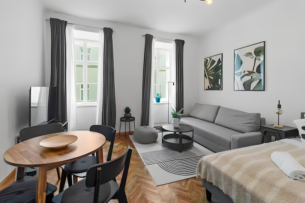 Designer Studio near Danube - 6-min walk to metro