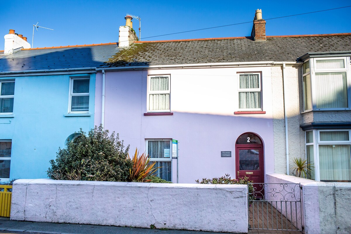 Charming cottage near Tenby's historic town walls