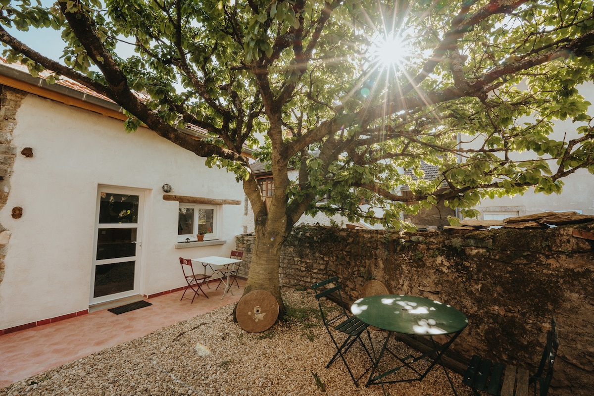 Maison calme entourée dun jardin