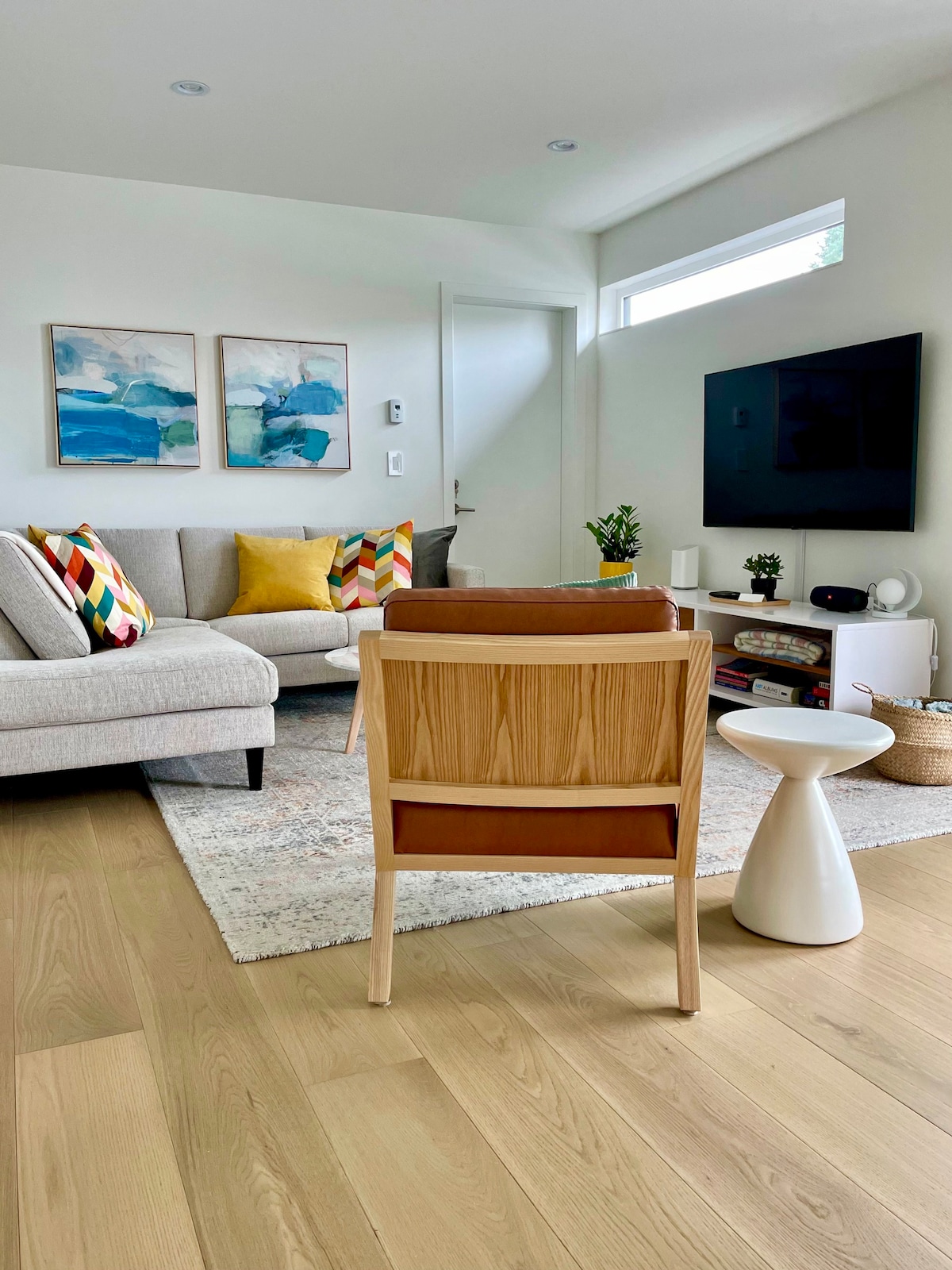 Bright and Modern Coach House Suite