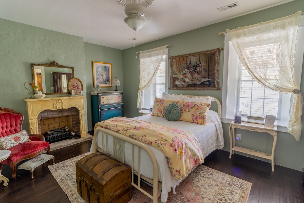 Garden Room in Historic B&B