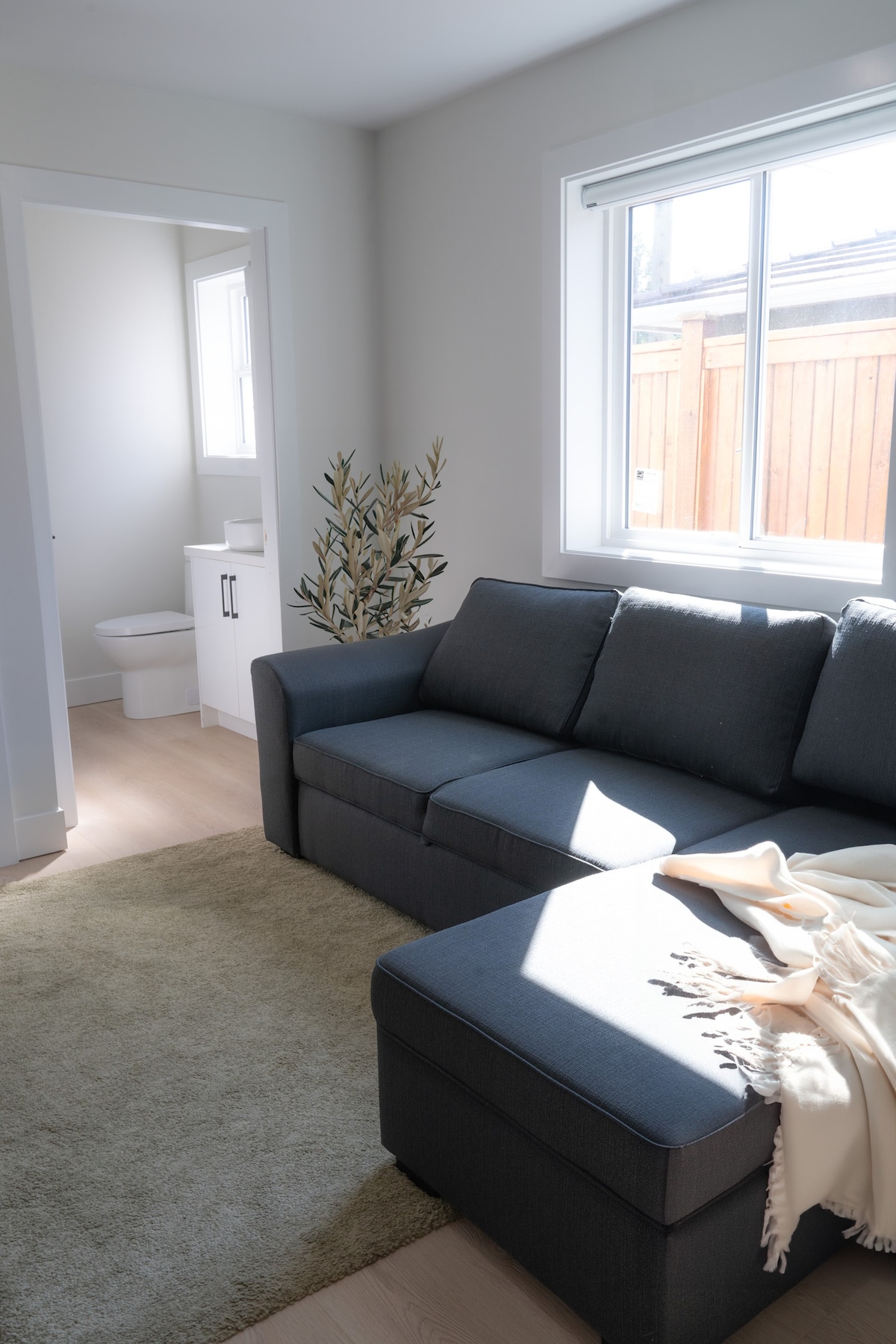 Cozy Sunlit 2 Bedroom & Den Laneway!