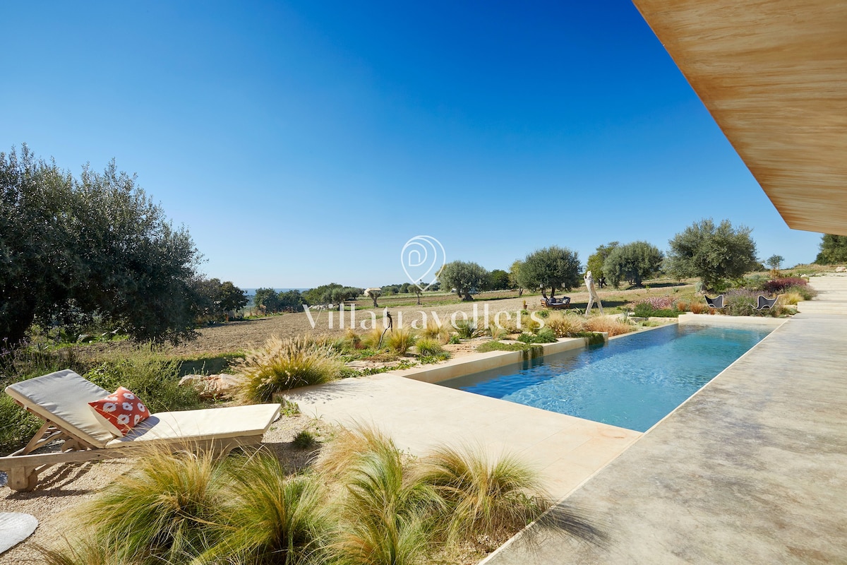 Villa contemporanea con piscina e tetto giardino