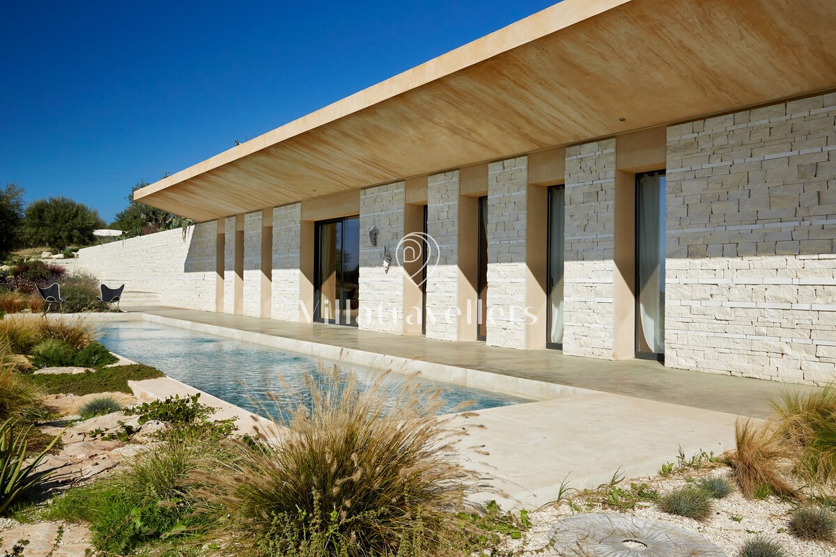 Villa contemporanea con piscina e tetto giardino