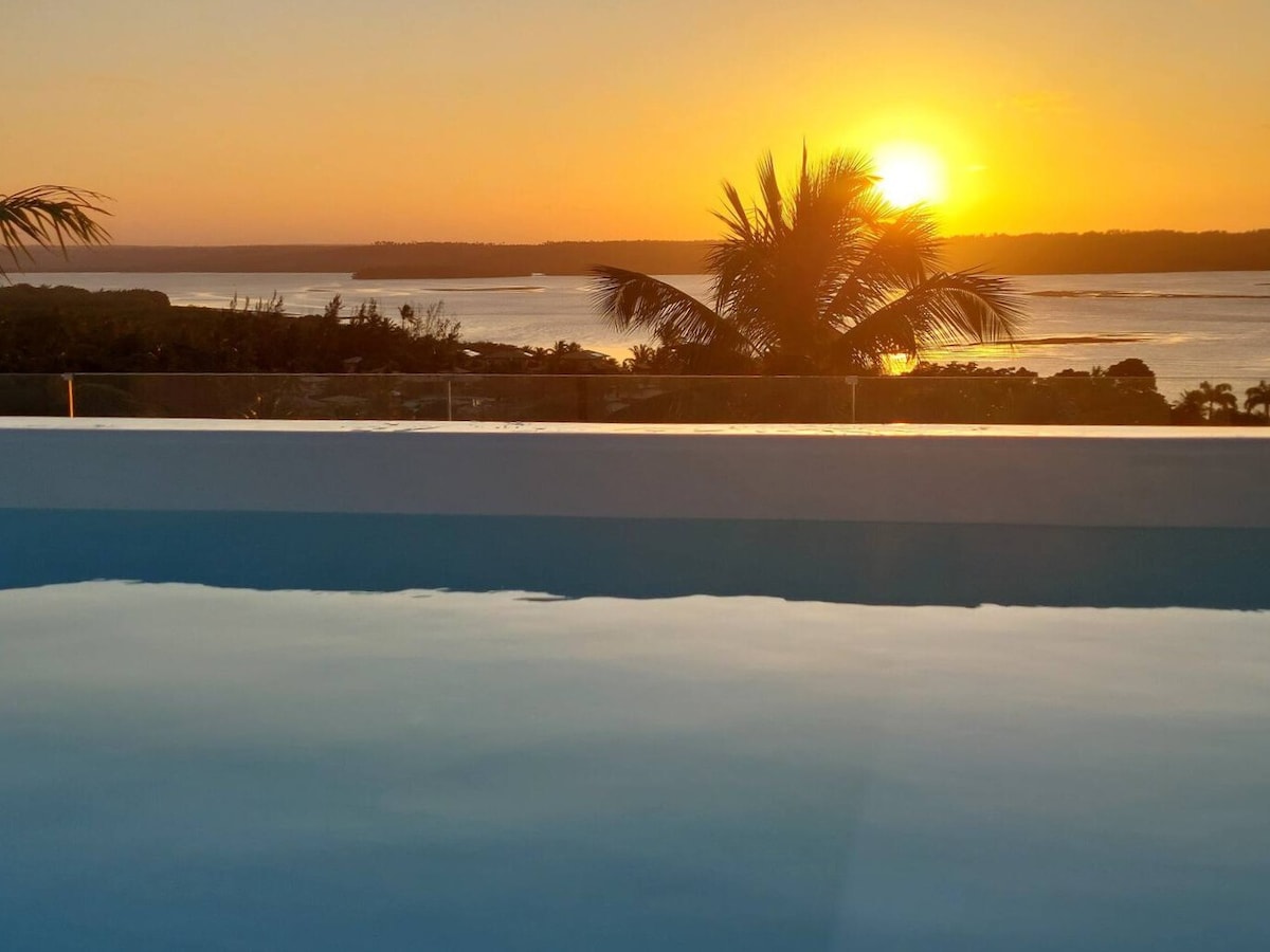 Luxury Suite - Sunset views, Pool + Jacuzzi