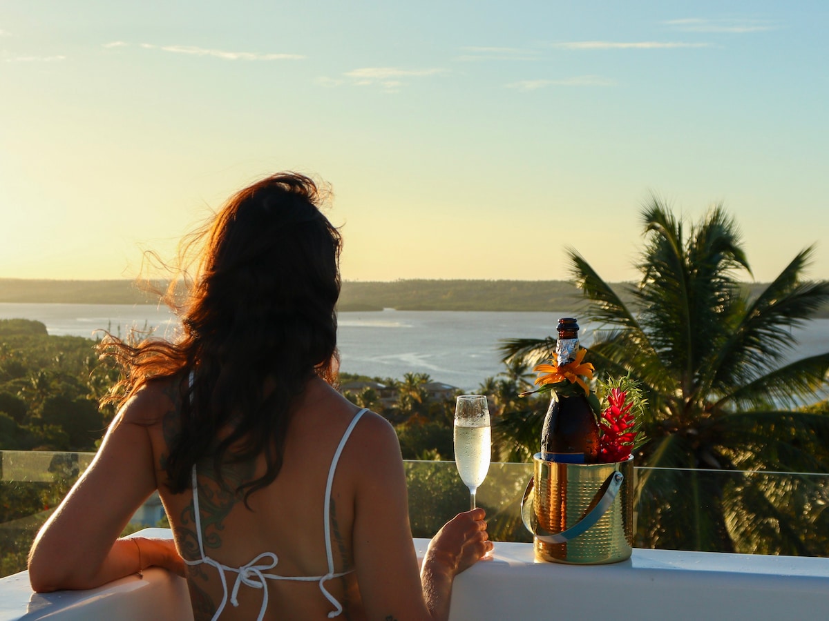 Luxury Suite - Sunset views, Pool + Jacuzzi