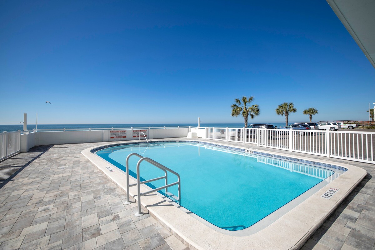 Beachfront Penthouse w/ Ocean View + Pool #613