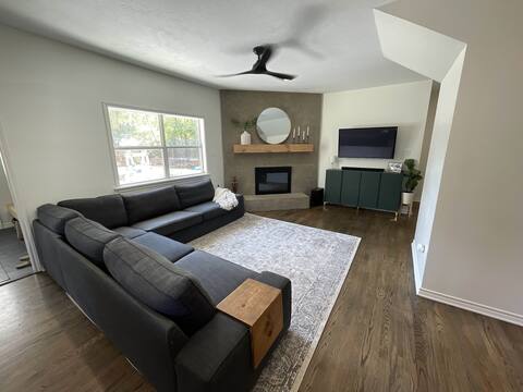 Modern Retreat! - 4BR Home 1.5 miles from TAMU