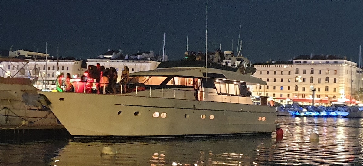 Yacht Marseille Nuitée Jacuzzi ou sortie en mer VP