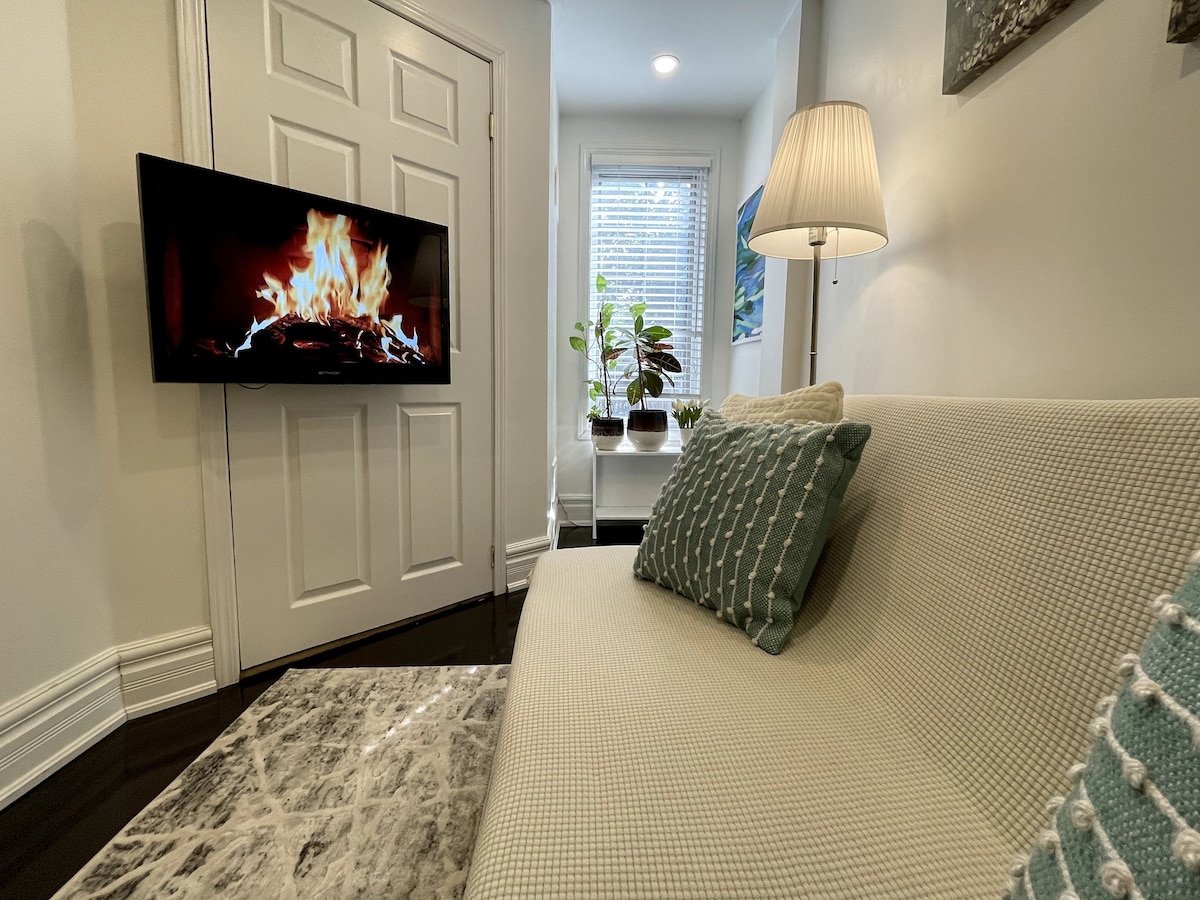 Cozy & Bright Basement Suite with Private Entrance