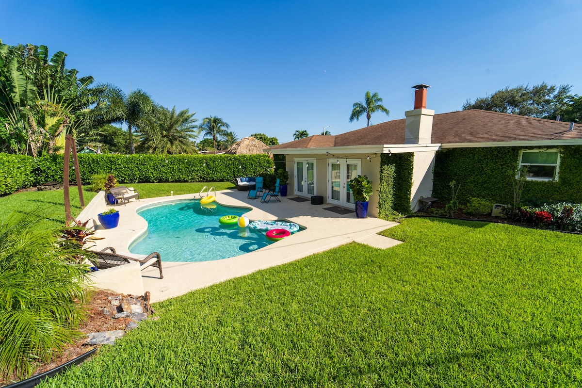 Poolside Paradise Luxury home Mins from the beach