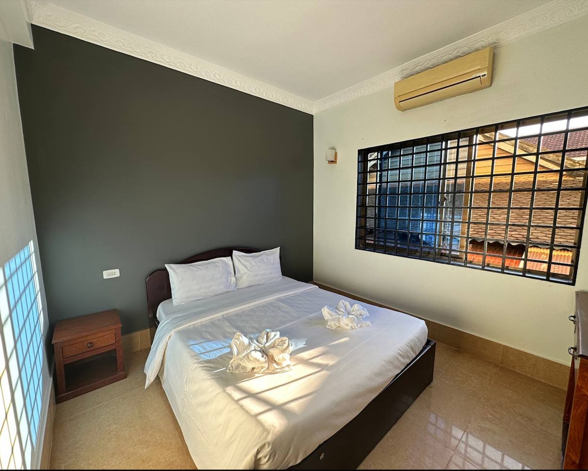 Budget Double Room, workfriendly 300m to pubstreet