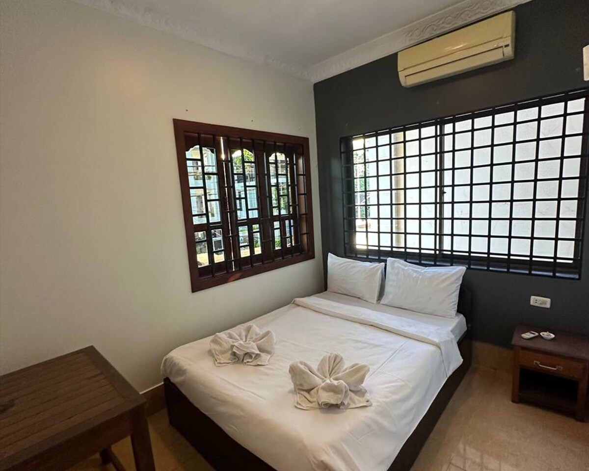 Budget Double Room, workfriendly 300m to pubstreet