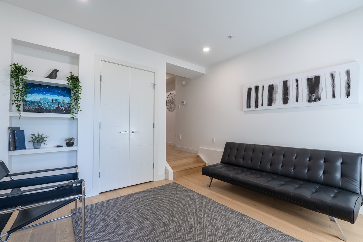 Executive Suite 3 Bed + den,3 Bath in Capitol Hill