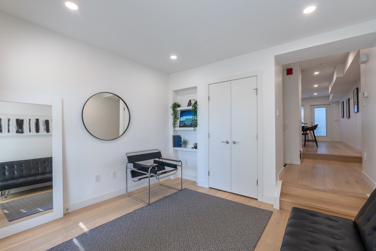 Executive Suite 3 Bed + den,3 Bath in Capitol Hill