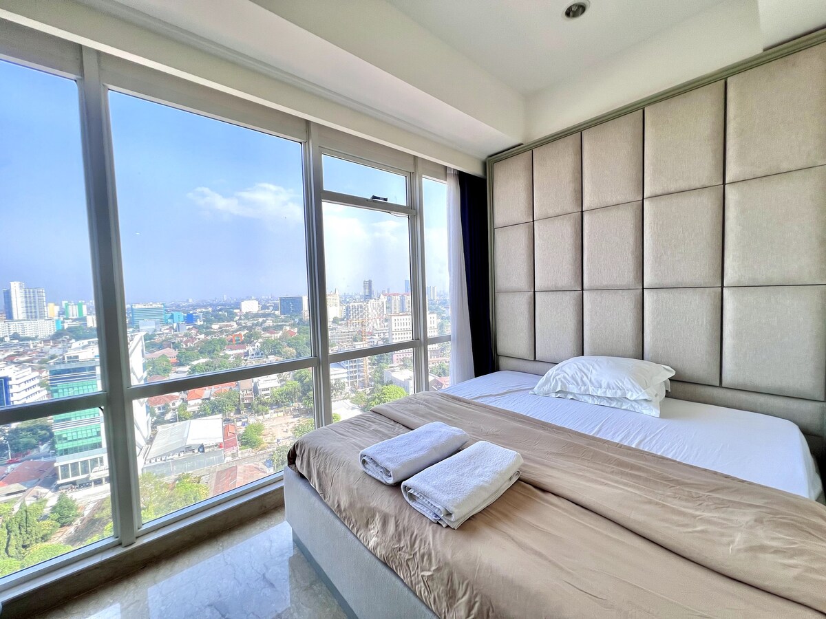 2BR Private Lift at Menteng Park