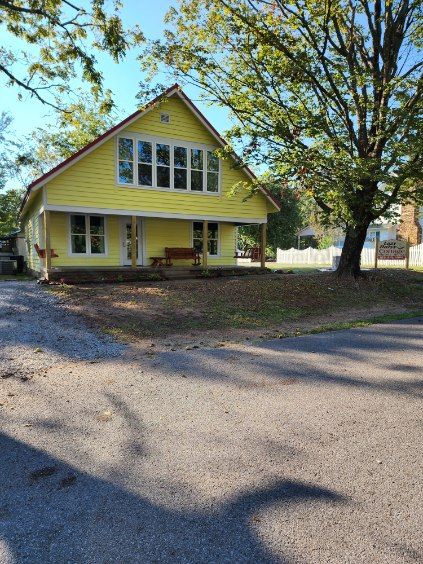 Lazy Daisy Cottage