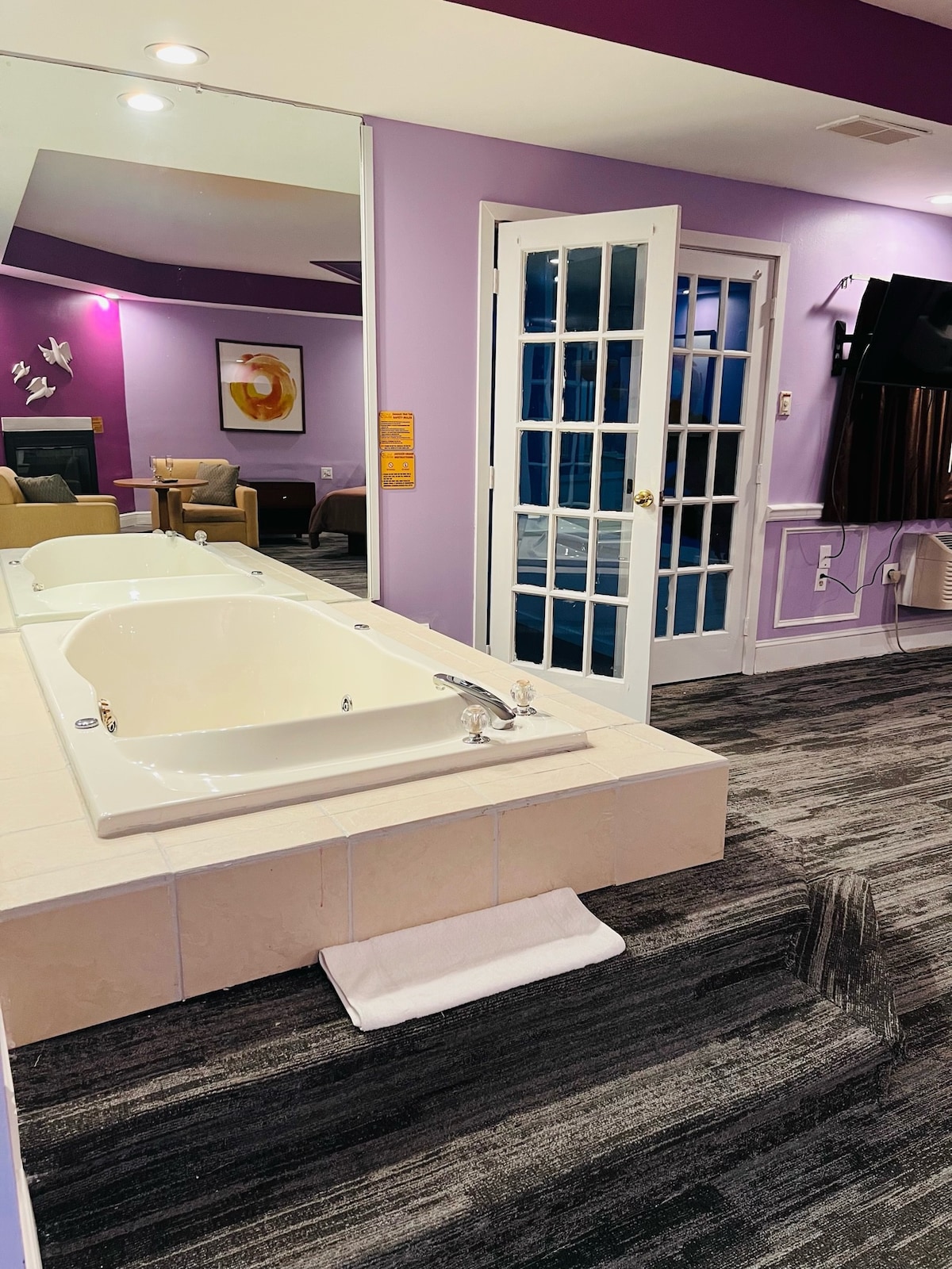 Dove Swimming Pool Suite with Jacuzzi & Fireplace