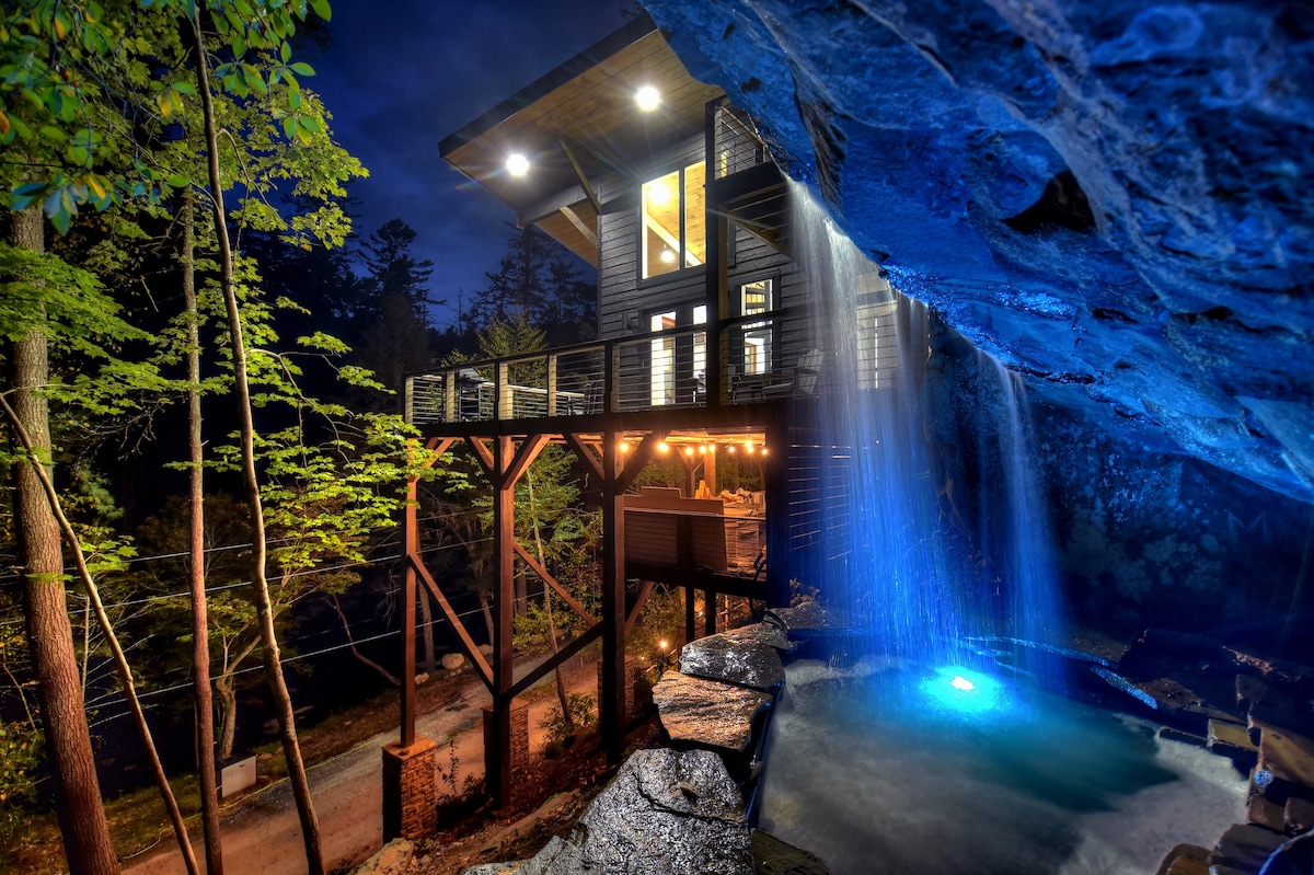 Modern Treehouse on River with Hot Tub + Waterfall