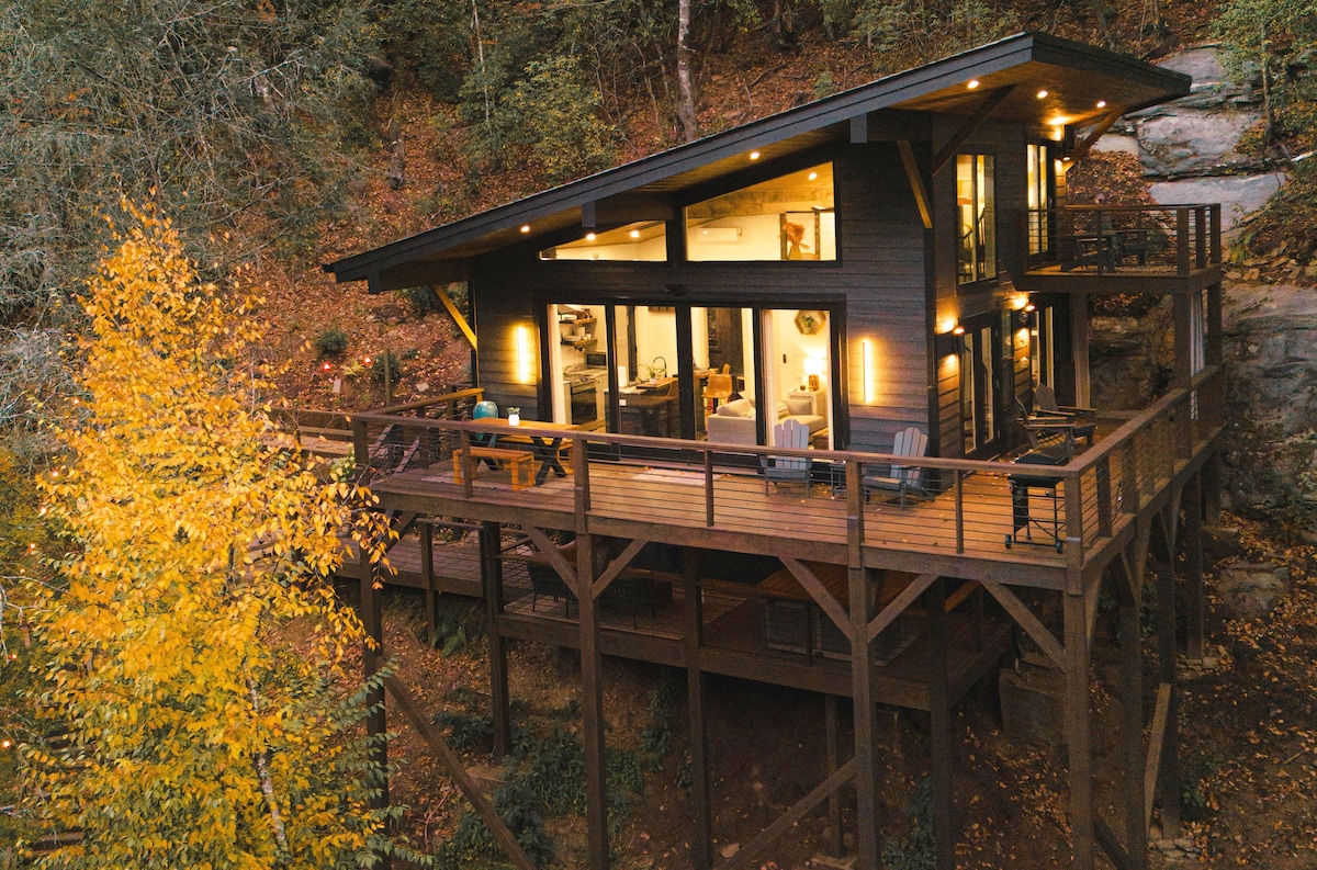 Modern Treehouse on River with Hot Tub + Waterfall