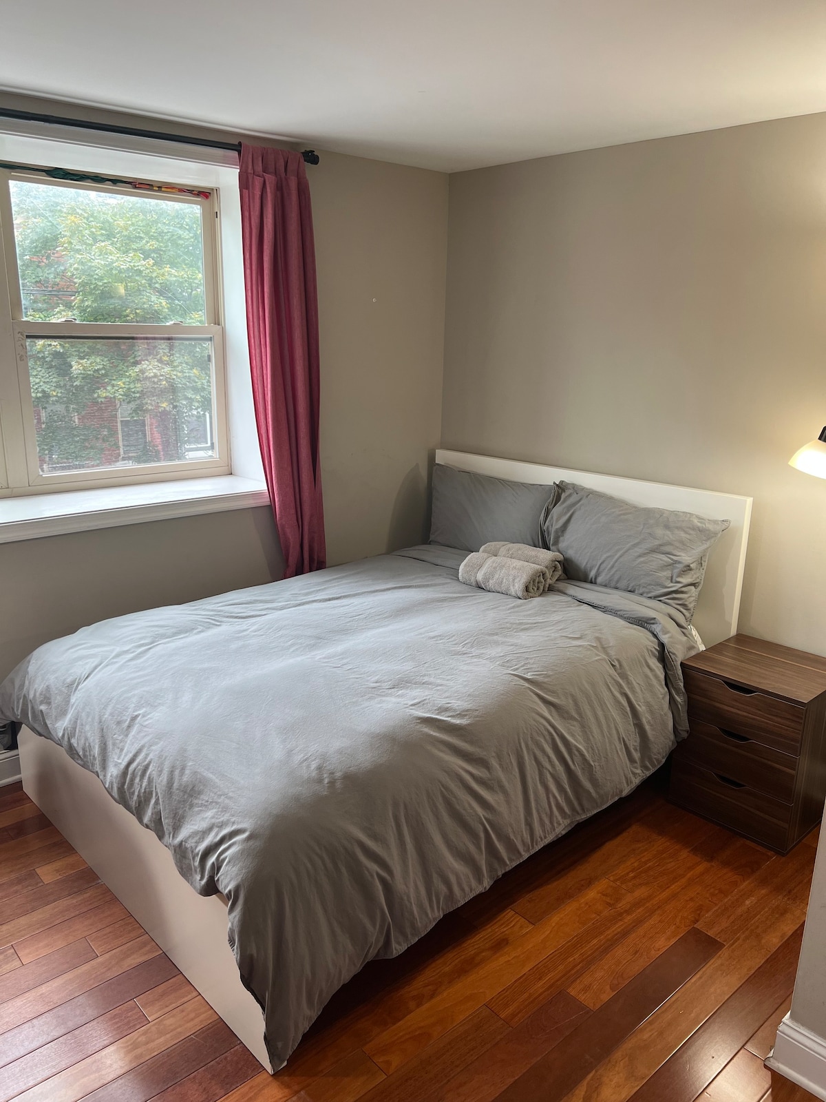 里滕豪斯（ Rittenhouse ）独立卫生间附近的宽敞标准双人床房间