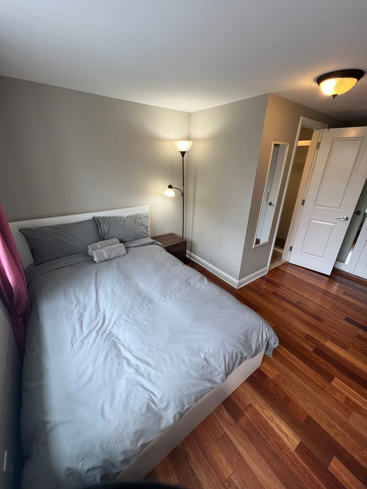 里滕豪斯（ Rittenhouse ）独立卫生间附近的宽敞标准双人床房间