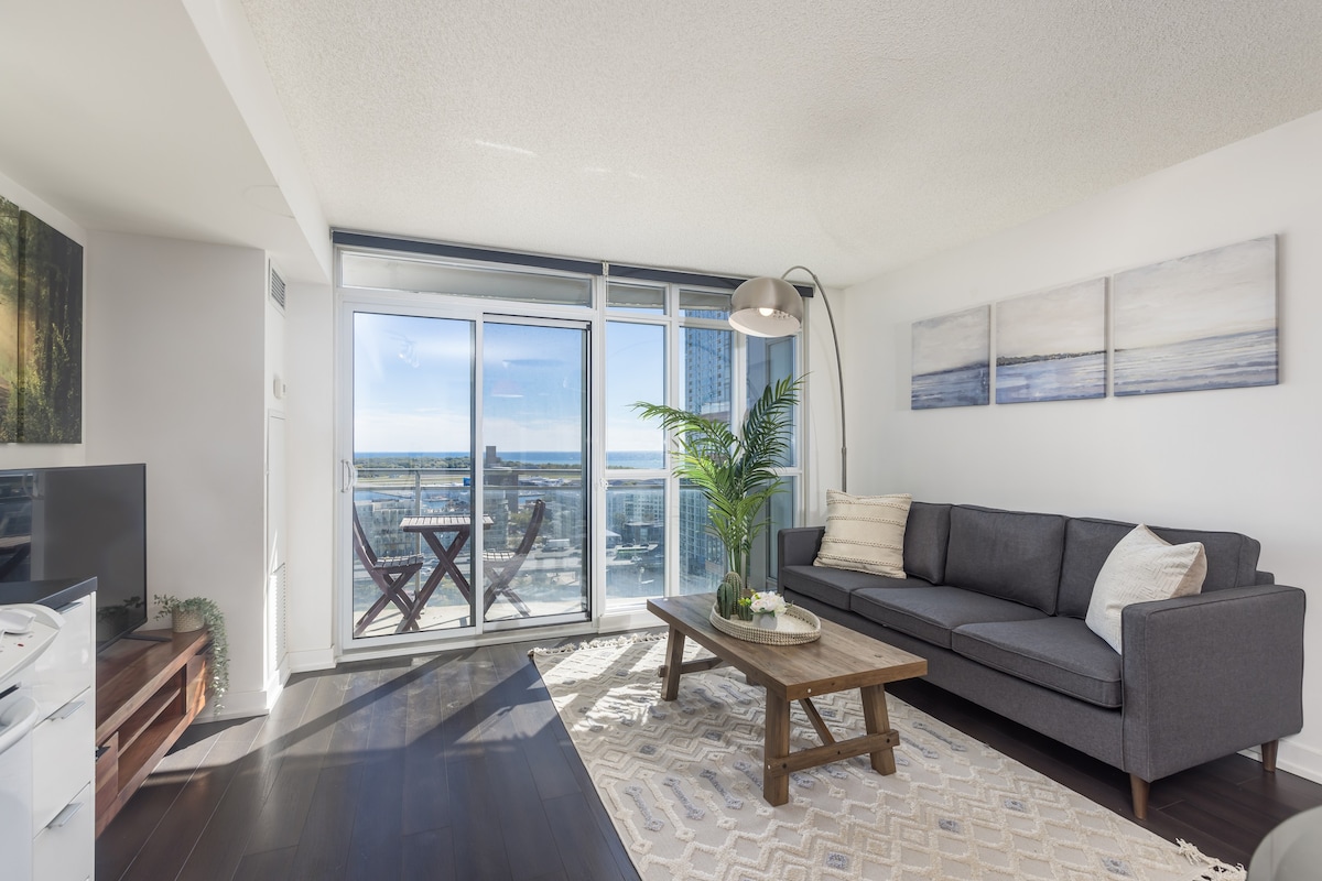 Stylish Condo Downtown + 1 Free Parking