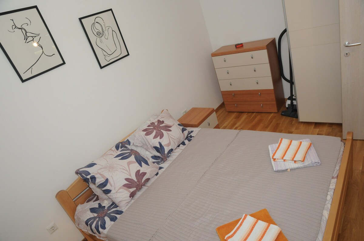 King-size bed, double tv rental apartments