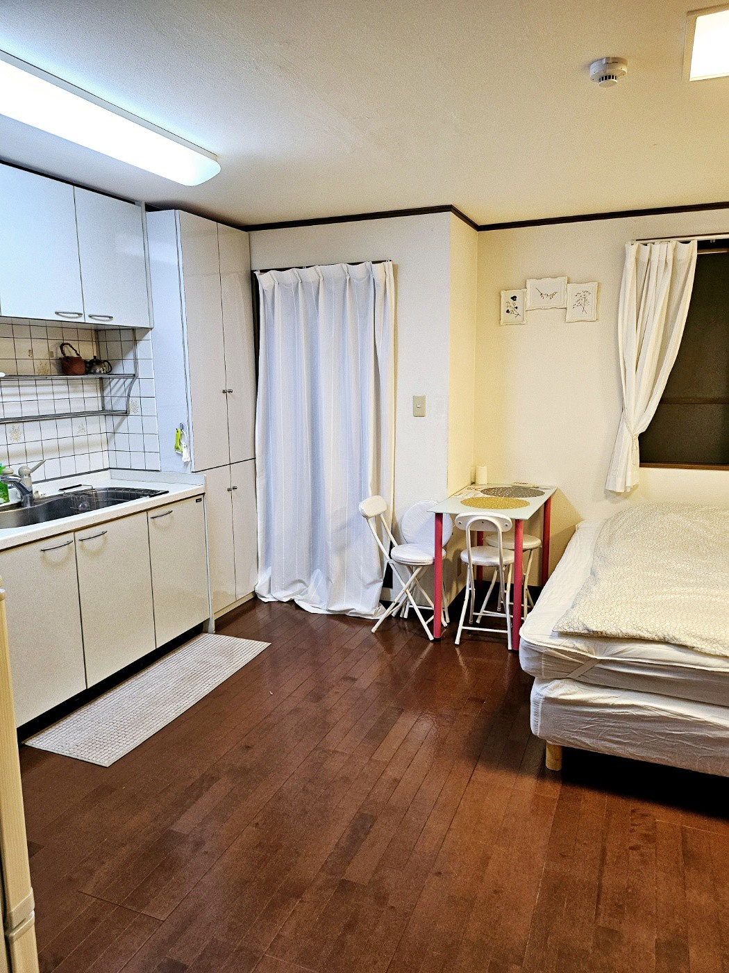 干净的厨房、宽敞的2张床、带沙发的三人房