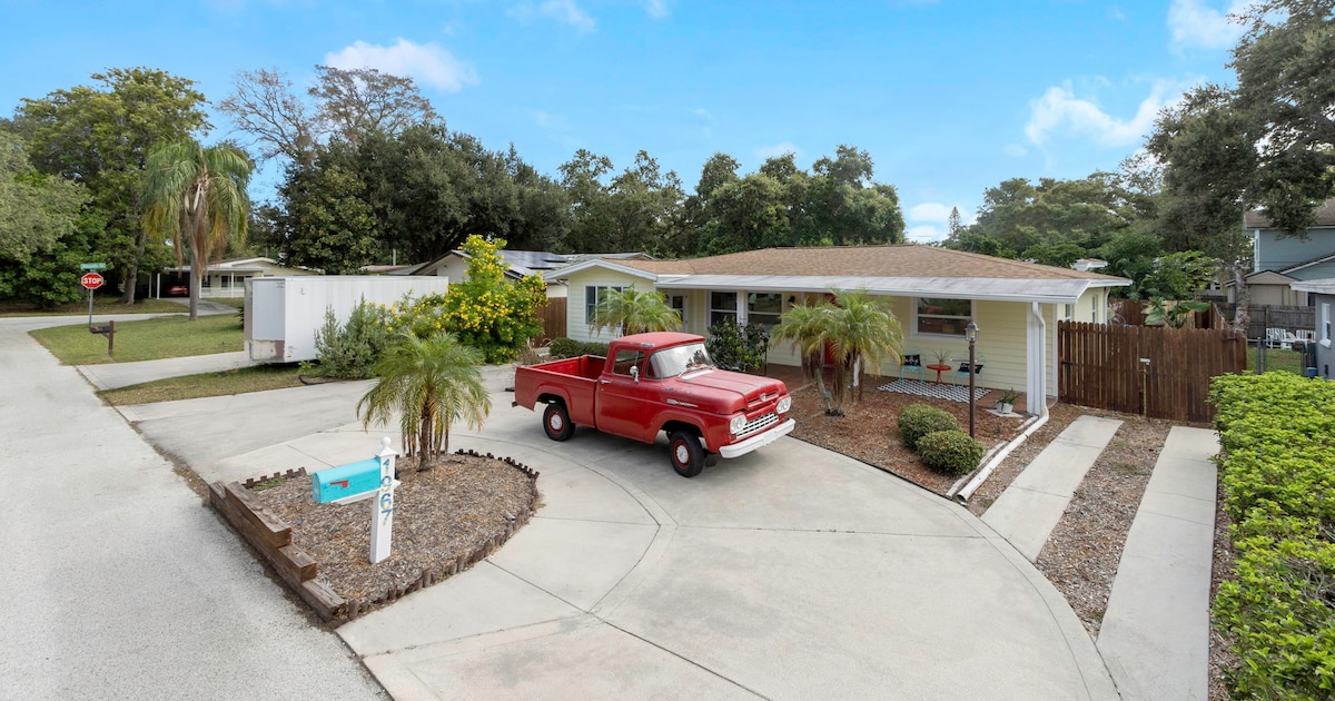 Retro Florida AIRBnB