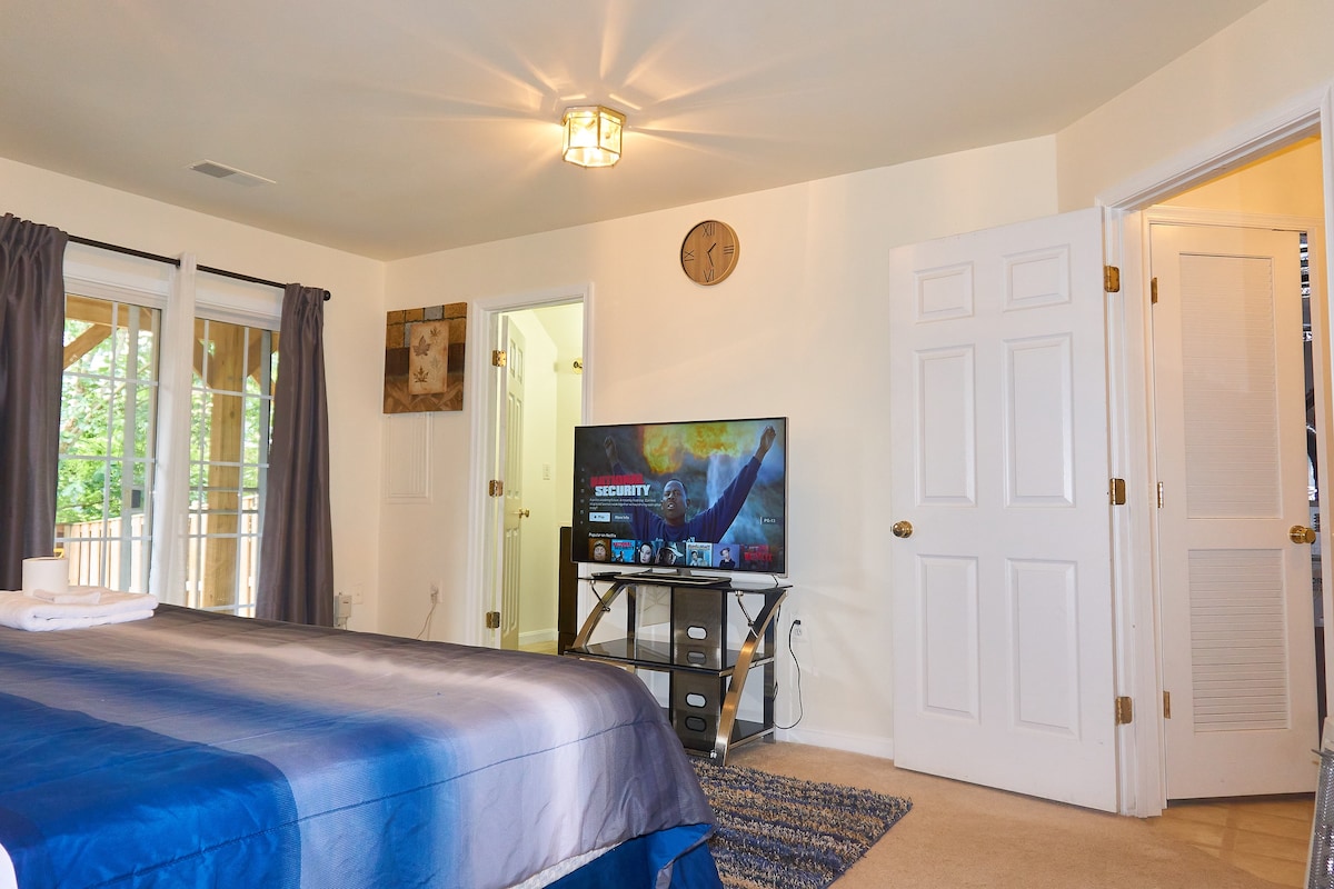 Classic Entire Guests Suite With Private Entrance!