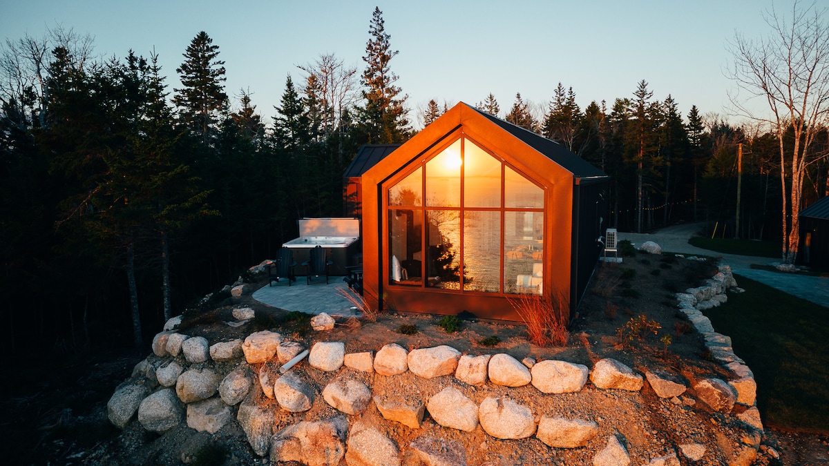 Peaceful 2-Bedroom Coastal Cottage with Hot Tub