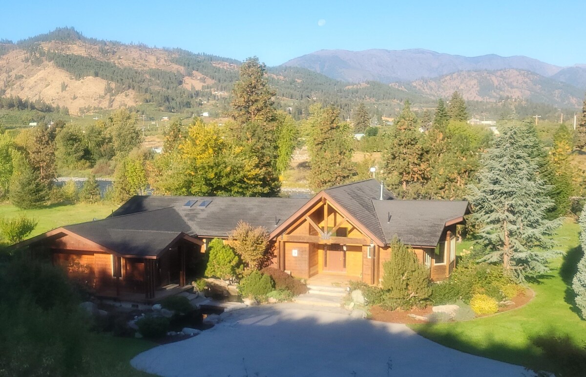 Private River house near Leavenworth on 10 acres!
