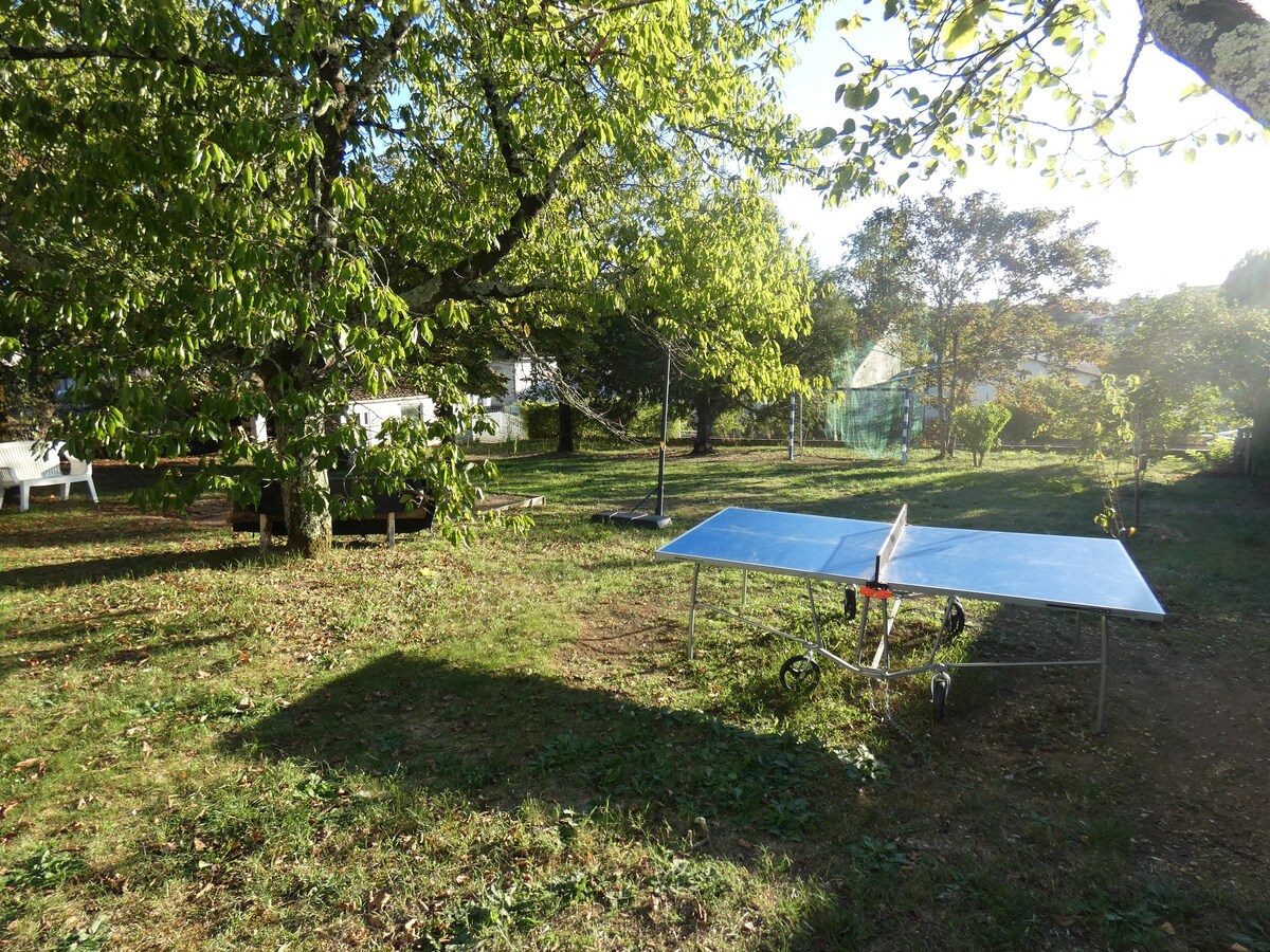 Jeux et joie : Maison spacieuse avec baby-foot